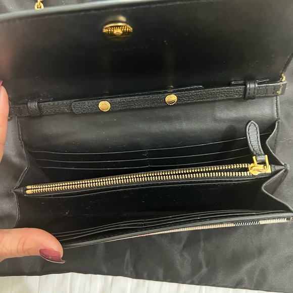 This Burberry Henley Coca Check
Derby Leather Convertible Chain bag - Picture 3 of 14